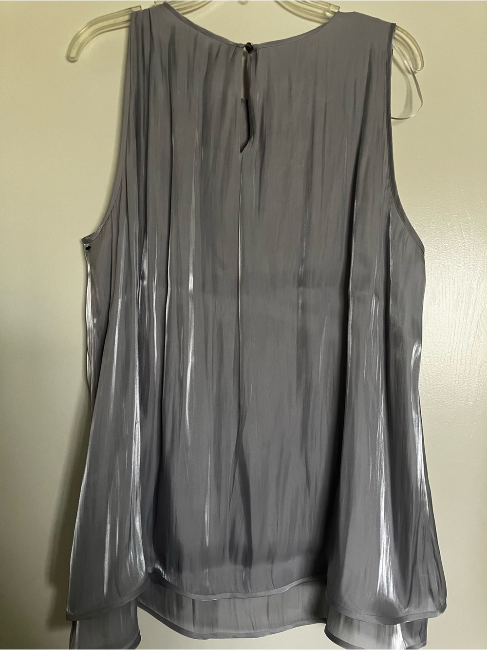 NWOT-Vince Camuto Silvery Gray Tiered Sleeveless Blouse XL Flowy High-Low Hem | - Picture 3 of 8